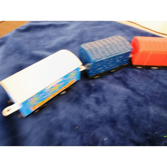 Thomas Train Sodor Fireworks Train Set With 4 Colorful Cars - Picture 6 of 8